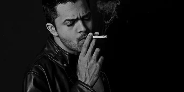 喫煙する男性