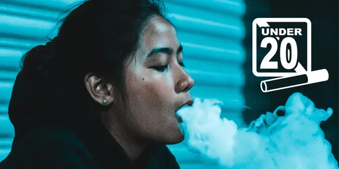 煙を吐く女性