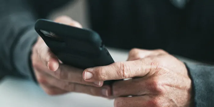 スマホを操作する人