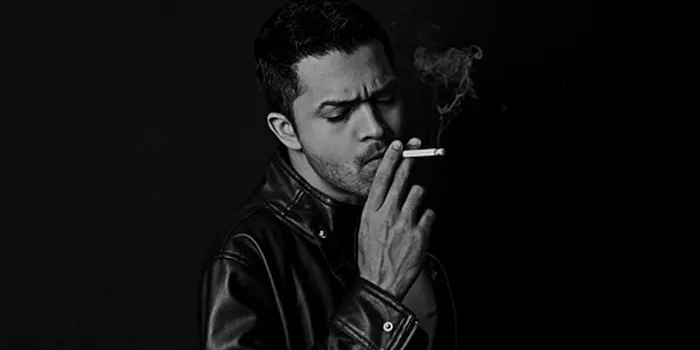 たばこを吸う男性の写真