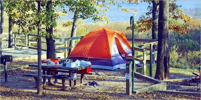 キャンプサイトに張られたテント