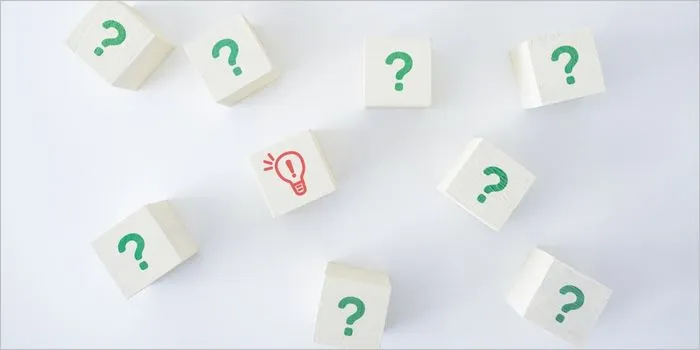 疑問符と電球が書かれたブロック