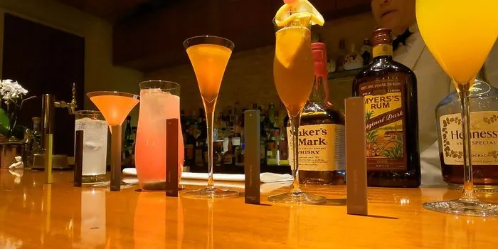 バーカウンターに置かれたデバイス本体とカクテル