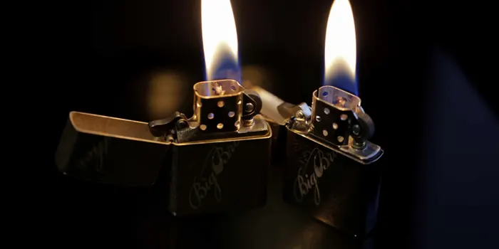 火が付いたジッポライター