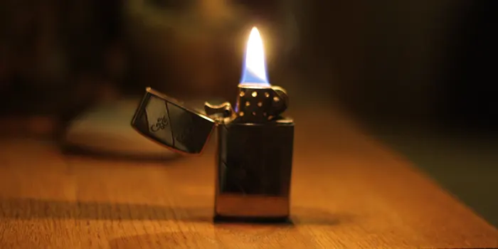 火が付いたジッポライター