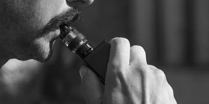 VAPEを吸う男性